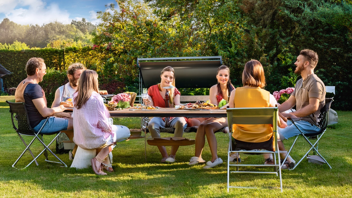 Menschen feiern gemeinsam im Garten
